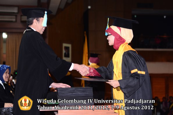 wisuda-unpad-gel-iv-2011_2012-fakultas-farmasi-oleh-dekan-115