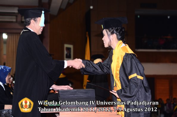 wisuda-unpad-gel-iv-2011_2012-fakultas-farmasi-oleh-dekan-116