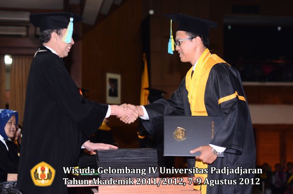 wisuda-unpad-gel-iv-2011_2012-fakultas-farmasi-oleh-dekan-117