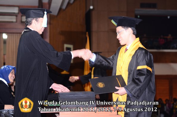 wisuda-unpad-gel-iv-2011_2012-fakultas-farmasi-oleh-dekan-121