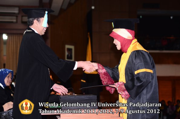 wisuda-unpad-gel-iv-2011_2012-fakultas-farmasi-oleh-dekan-125