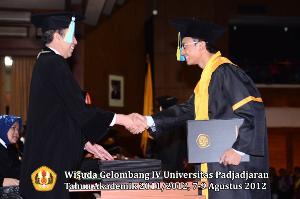 wisuda-unpad-gel-iv-2011_2012-fakultas-farmasi-oleh-dekan-126