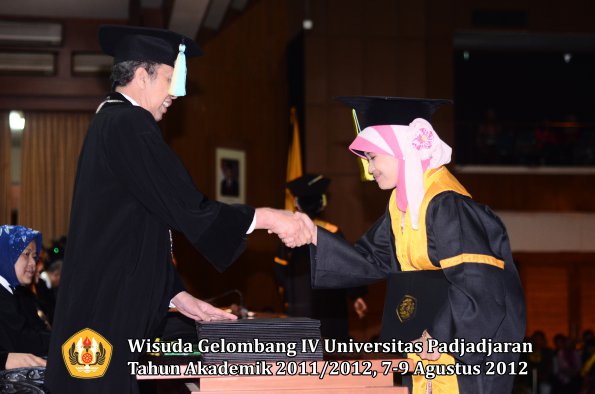 wisuda-unpad-gel-iv-2011_2012-fakultas-farmasi-oleh-dekan-128