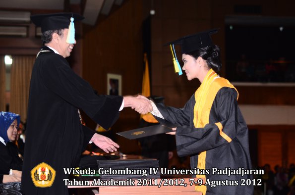 wisuda-unpad-gel-iv-2011_2012-fakultas-farmasi-oleh-dekan-130