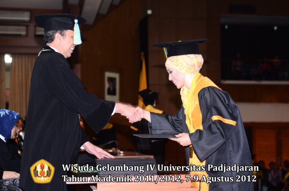 wisuda-unpad-gel-iv-2011_2012-fakultas-farmasi-oleh-dekan-132