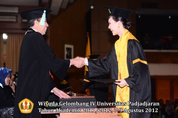 wisuda-unpad-gel-iv-2011_2012-fakultas-farmasi-oleh-dekan-133