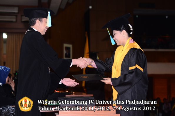 wisuda-unpad-gel-iv-2011_2012-fakultas-farmasi-oleh-dekan-134