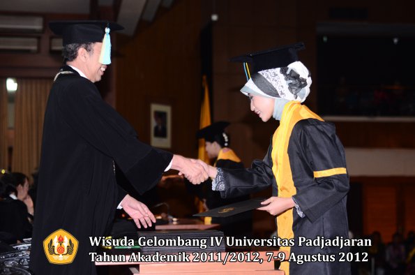 wisuda-unpad-gel-iv-2011_2012-fakultas-farmasi-oleh-dekan-135