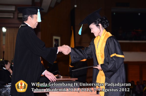 wisuda-unpad-gel-iv-2011_2012-fakultas-farmasi-oleh-dekan-137