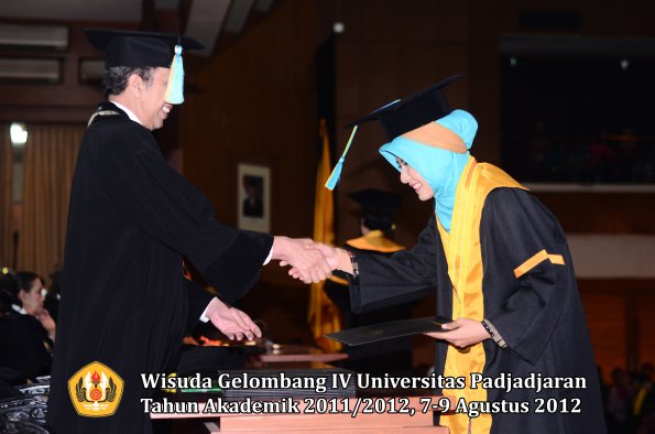 wisuda-unpad-gel-iv-2011_2012-fakultas-farmasi-oleh-dekan-138