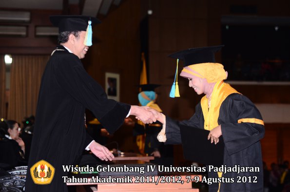 wisuda-unpad-gel-iv-2011_2012-fakultas-farmasi-oleh-dekan-139