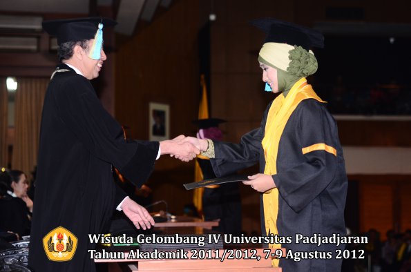 wisuda-unpad-gel-iv-2011_2012-fakultas-farmasi-oleh-dekan-141