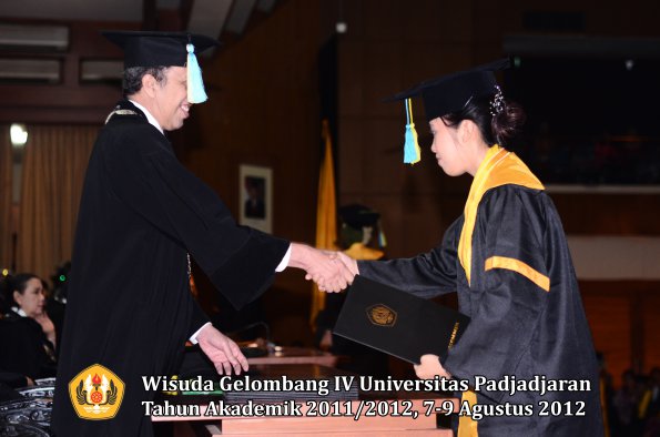 wisuda-unpad-gel-iv-2011_2012-fakultas-farmasi-oleh-dekan-142