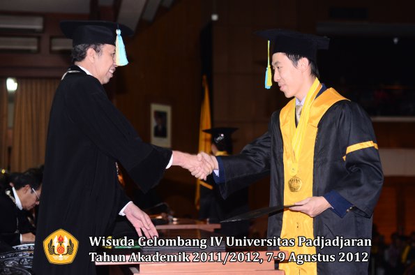 wisuda-unpad-gel-iv-2011_2012-fakultas-farmasi-oleh-dekan-143