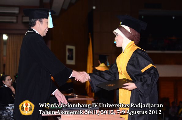 wisuda-unpad-gel-iv-2011_2012-fakultas-farmasi-oleh-dekan-145