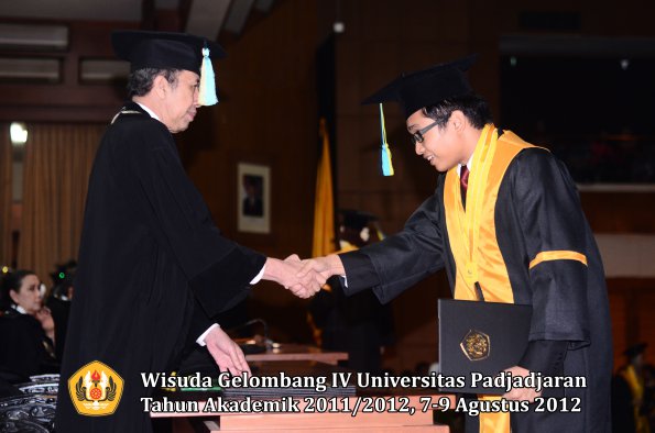 wisuda-unpad-gel-iv-2011_2012-fakultas-farmasi-oleh-dekan-146