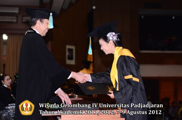 wisuda-unpad-gel-iv-2011_2012-fakultas-farmasi-oleh-dekan-147