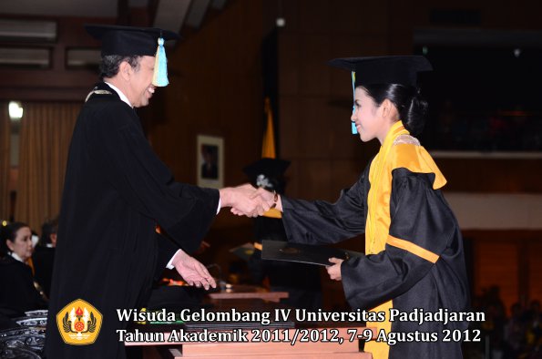 wisuda-unpad-gel-iv-2011_2012-fakultas-farmasi-oleh-dekan-148