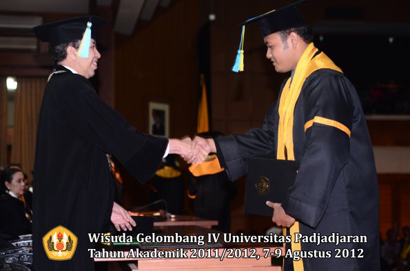 wisuda-unpad-gel-iv-2011_2012-fakultas-farmasi-oleh-dekan-149