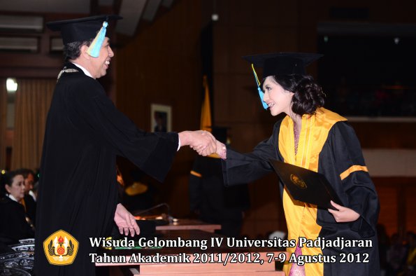 wisuda-unpad-gel-iv-2011_2012-fakultas-farmasi-oleh-dekan-150