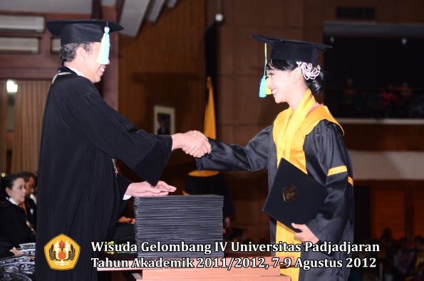 wisuda-unpad-gel-iv-2011_2012-fakultas-farmasi-oleh-dekan-151