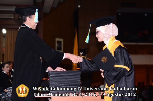 wisuda-unpad-gel-iv-2011_2012-fakultas-farmasi-oleh-dekan-152