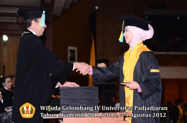 wisuda-unpad-gel-iv-2011_2012-fakultas-farmasi-oleh-dekan-153