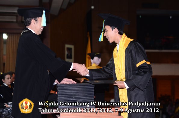 wisuda-unpad-gel-iv-2011_2012-fakultas-farmasi-oleh-dekan-154