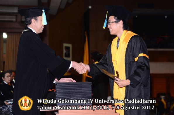 wisuda-unpad-gel-iv-2011_2012-fakultas-farmasi-oleh-dekan-155