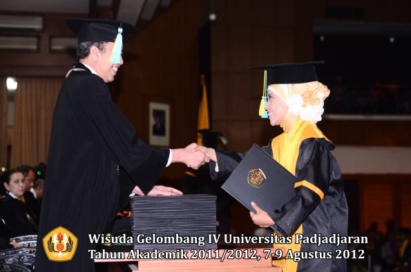 wisuda-unpad-gel-iv-2011_2012-fakultas-farmasi-oleh-dekan-156