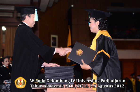 wisuda-unpad-gel-iv-2011_2012-fakultas-farmasi-oleh-dekan-157