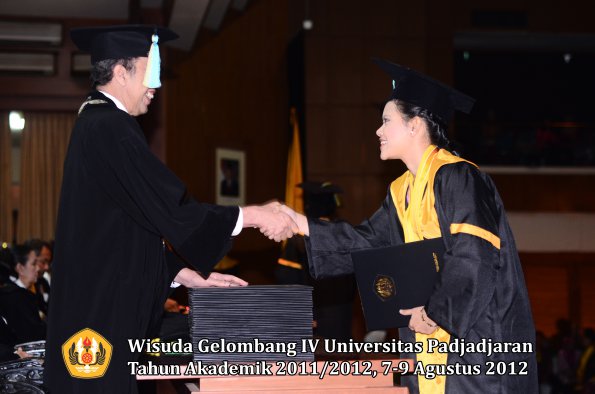 wisuda-unpad-gel-iv-2011_2012-fakultas-farmasi-oleh-dekan-158