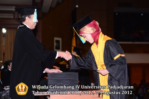 wisuda-unpad-gel-iv-2011_2012-fakultas-farmasi-oleh-dekan-159