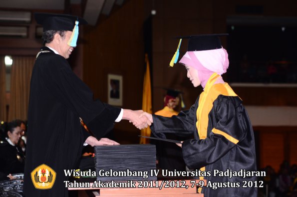 wisuda-unpad-gel-iv-2011_2012-fakultas-farmasi-oleh-dekan-160