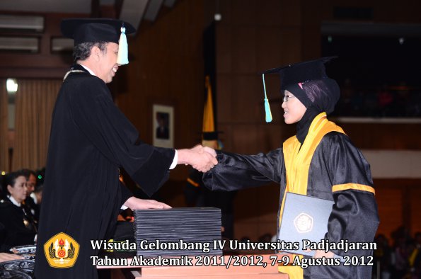 wisuda-unpad-gel-iv-2011_2012-fakultas-farmasi-oleh-dekan-163