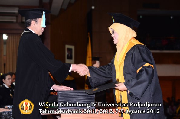 wisuda-unpad-gel-iv-2011_2012-fakultas-farmasi-oleh-dekan-165