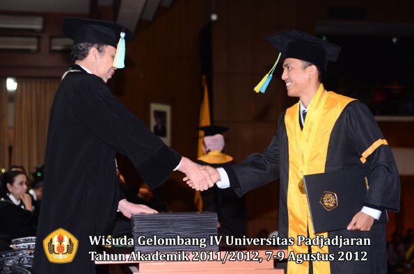 wisuda-unpad-gel-iv-2011_2012-fakultas-farmasi-oleh-dekan-170