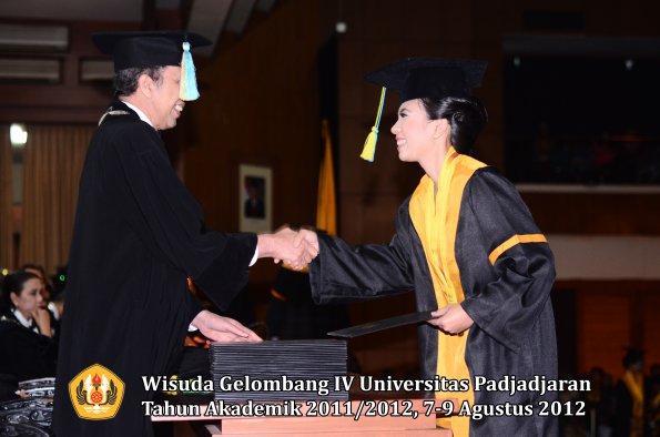 wisuda-unpad-gel-iv-2011_2012-fakultas-farmasi-oleh-dekan-171