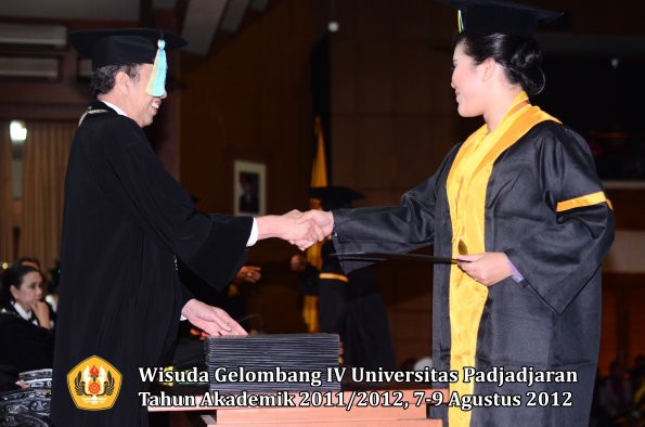 wisuda-unpad-gel-iv-2011_2012-fakultas-farmasi-oleh-dekan-172