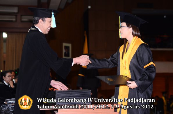 wisuda-unpad-gel-iv-2011_2012-fakultas-farmasi-oleh-dekan-173