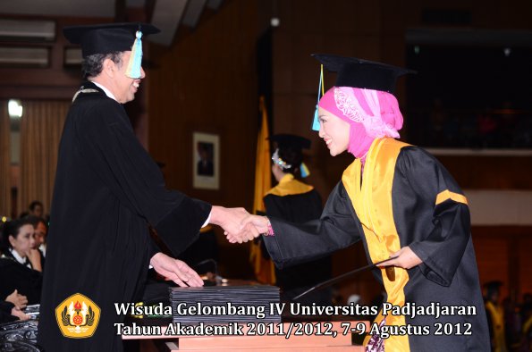 wisuda-unpad-gel-iv-2011_2012-fakultas-farmasi-oleh-dekan-179