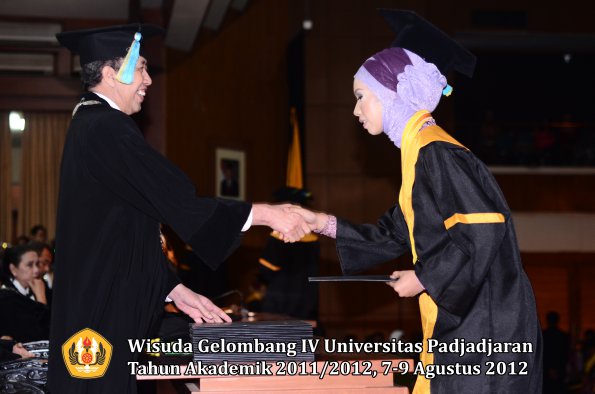 wisuda-unpad-gel-iv-2011_2012-fakultas-farmasi-oleh-dekan-180