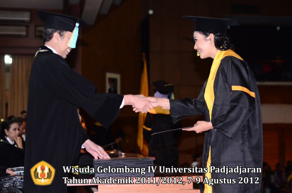 wisuda-unpad-gel-iv-2011_2012-fakultas-farmasi-oleh-dekan-181