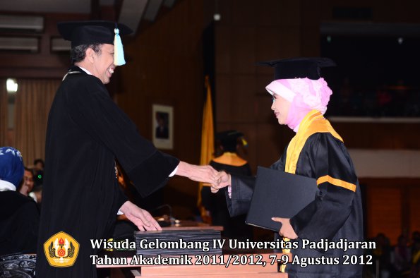 wisuda-unpad-gel-iv-2011_2012-fakultas-farmasi-oleh-dekan-183