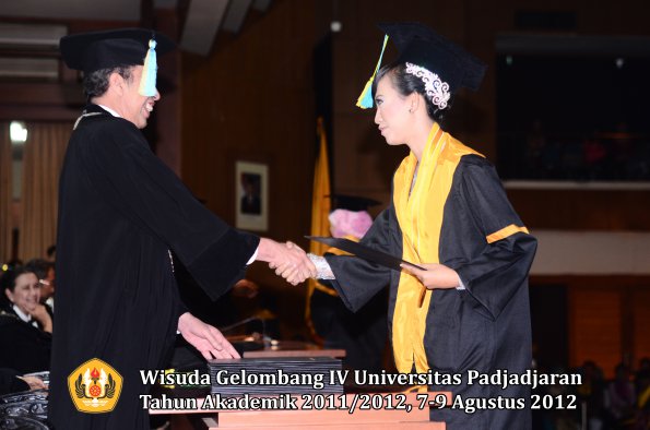 wisuda-unpad-gel-iv-2011_2012-fakultas-farmasi-oleh-dekan-184