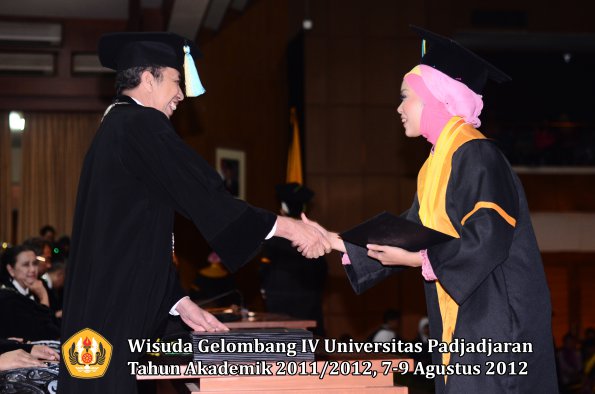 wisuda-unpad-gel-iv-2011_2012-fakultas-farmasi-oleh-dekan-185