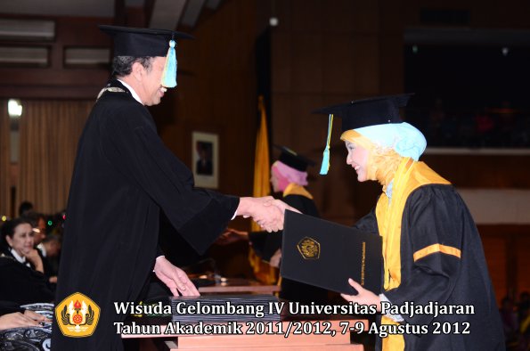 wisuda-unpad-gel-iv-2011_2012-fakultas-farmasi-oleh-dekan-186