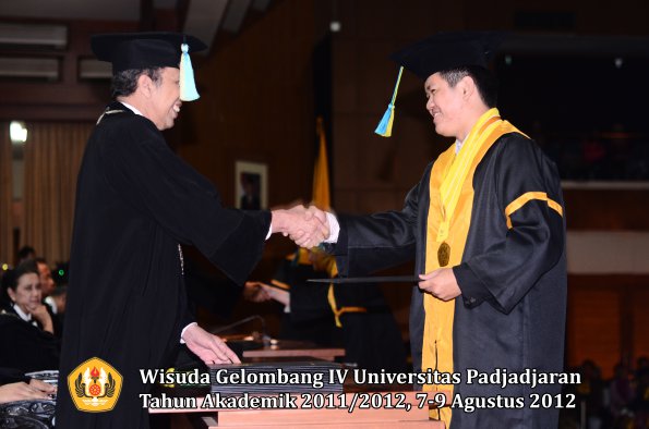 wisuda-unpad-gel-iv-2011_2012-fakultas-farmasi-oleh-dekan-187