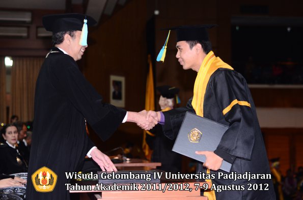 wisuda-unpad-gel-iv-2011_2012-fakultas-farmasi-oleh-dekan-189