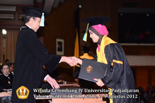 wisuda-unpad-gel-iv-2011_2012-fakultas-farmasi-oleh-dekan-190